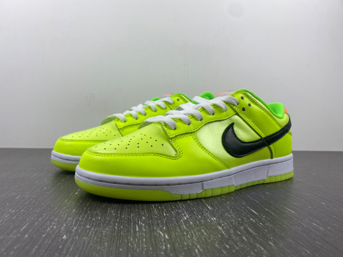 Nike dunk low “glow in the dark” fj4610-702